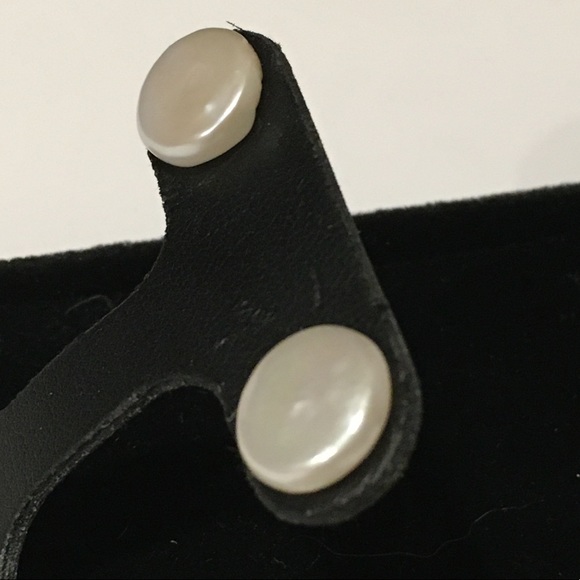 Coin pearl stud pierced earring. - Picture 2 of 7